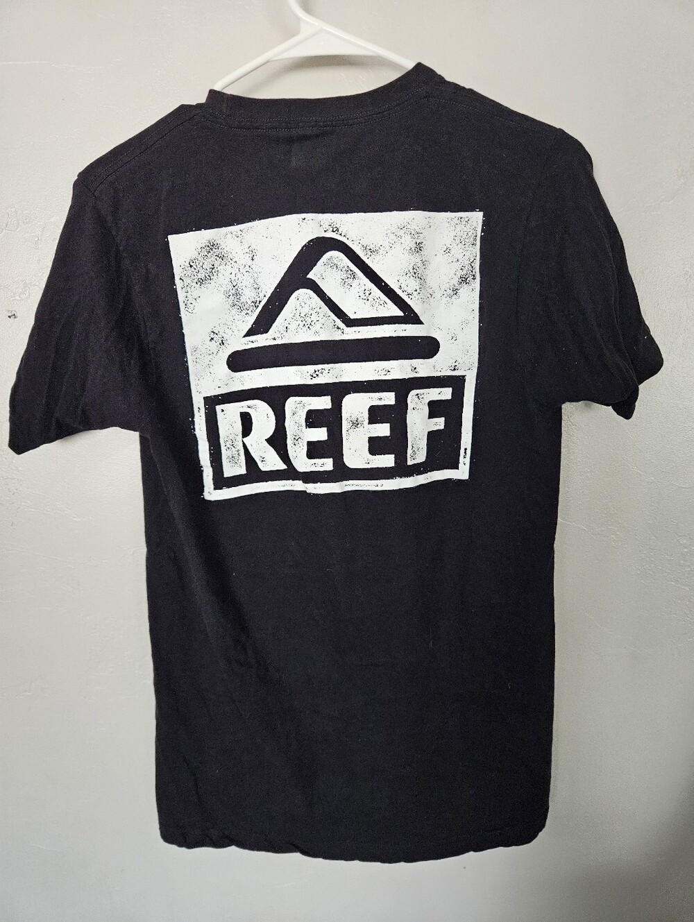 Reef Black T-Shirt White Logo Block Graphic Men's Small Short Sleeve Graphic